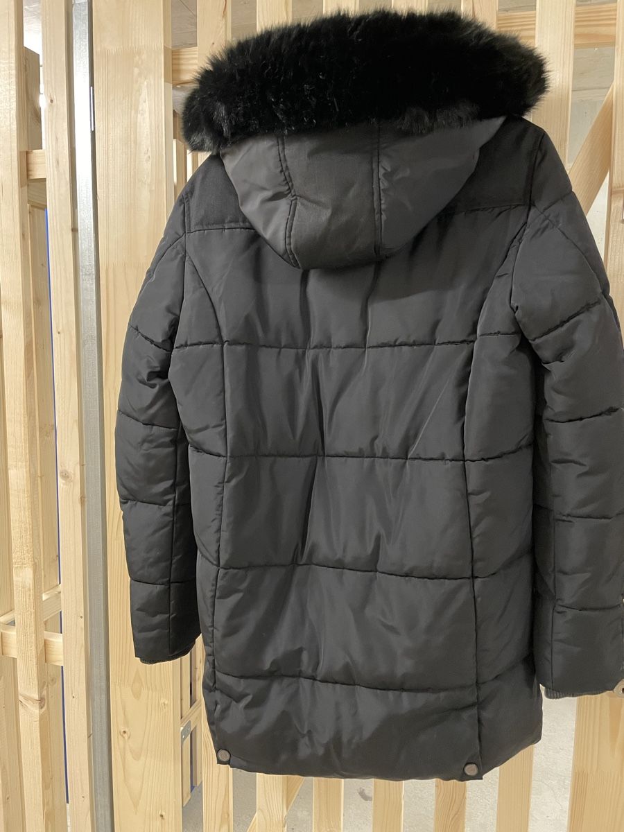 Guess Giacche: Guess Winterjacke mit Pelzkragen – Usato da Zürich venduto da Kawasaki_7 1
