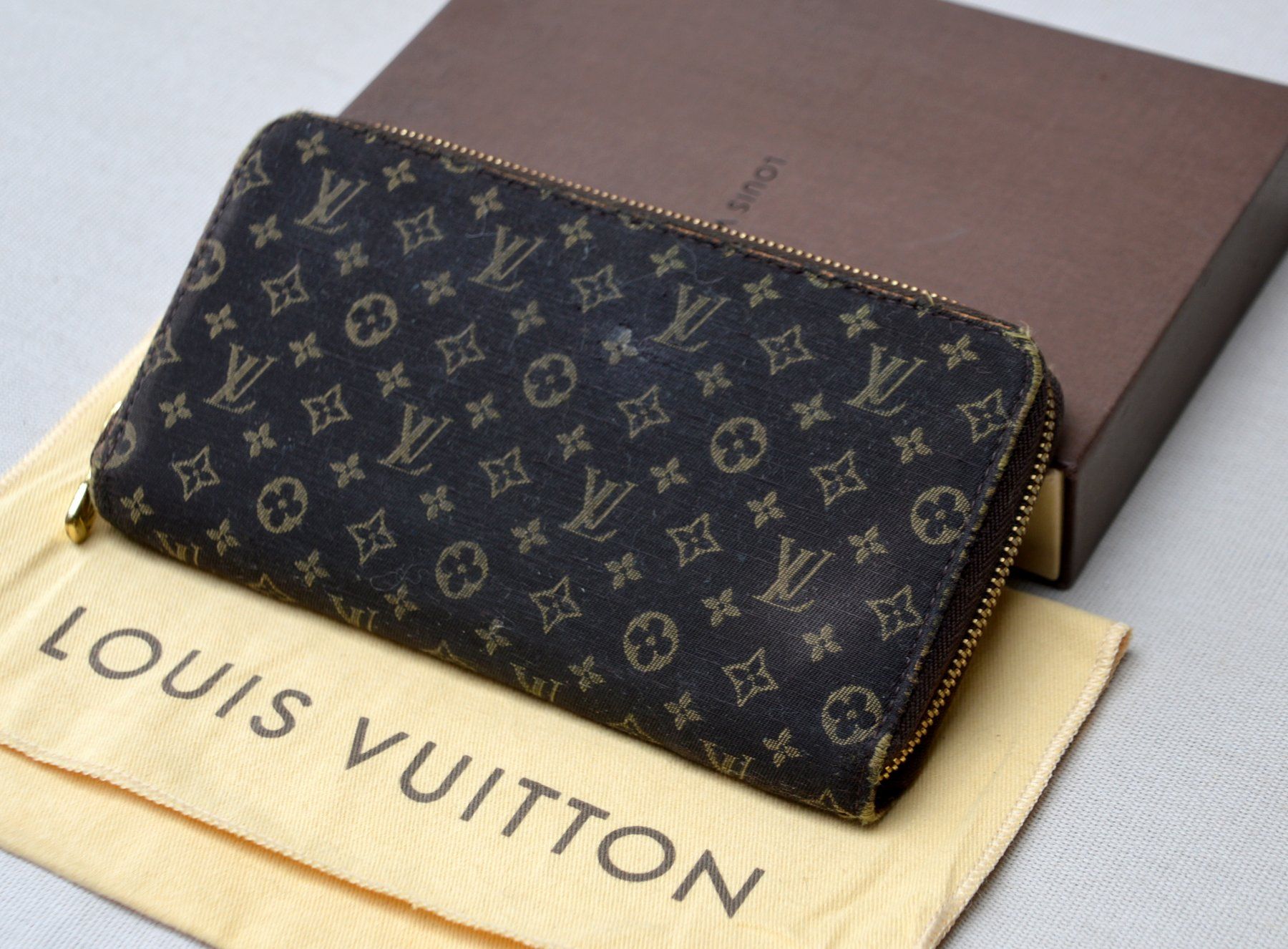 Louis Vuitton Portamonete: Louis Vuitton Ebene Monogram Mini Lin Zippy Wallet – Usato da Collonges venduto da arashee 3