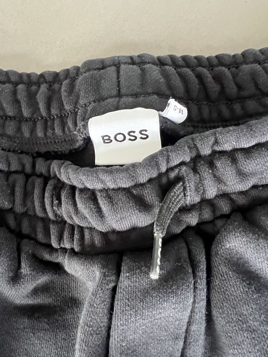 Hugo Boss Pantaloni: Boss - training - taille 14 ans  – Usato da Ste-Croix venduto da Caramel31 1