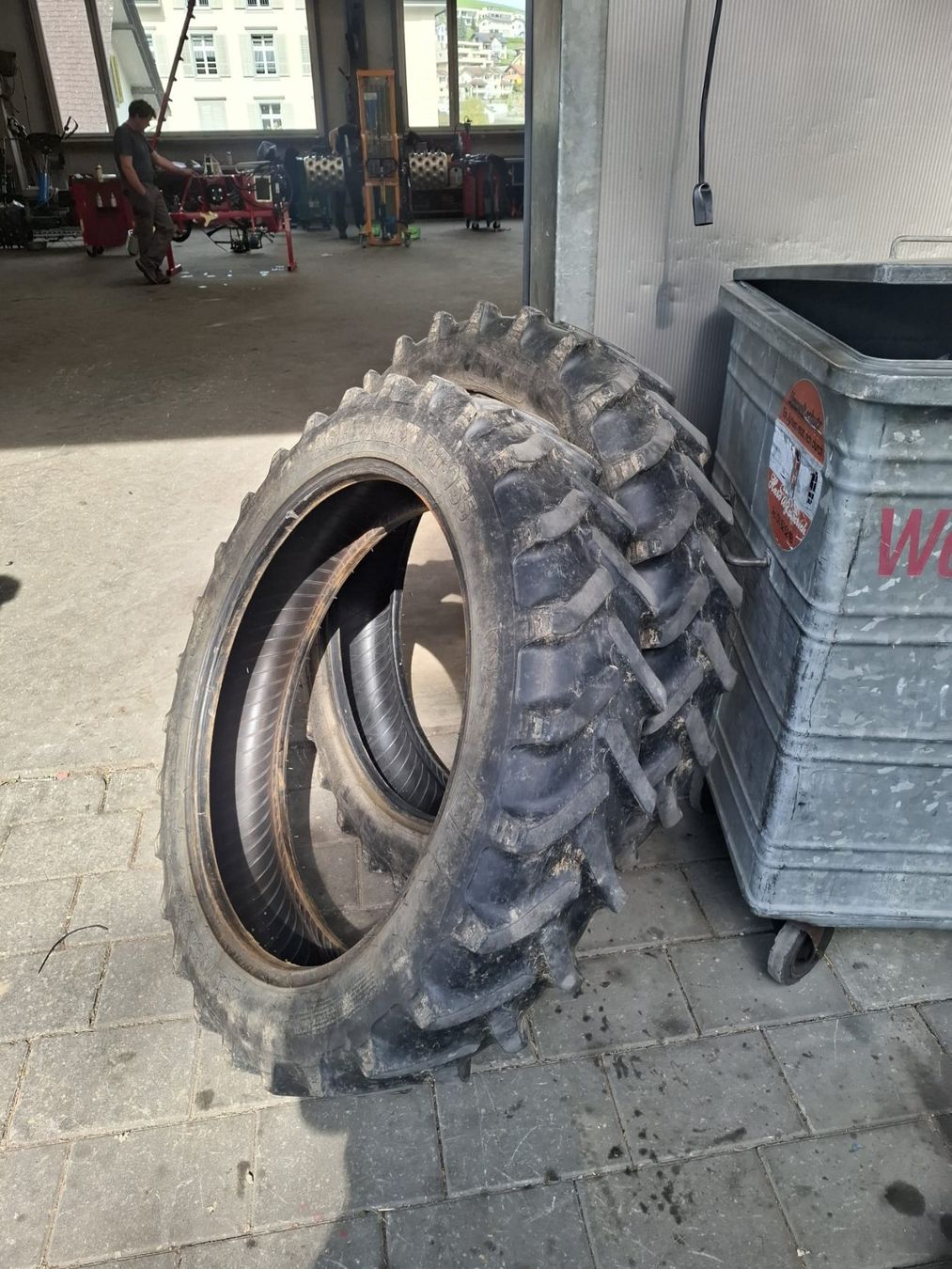Pneumatici & Ruote complete: Pneu 230/95 R 32 BKT – Usato da Menznau venduto da ernilmag 3