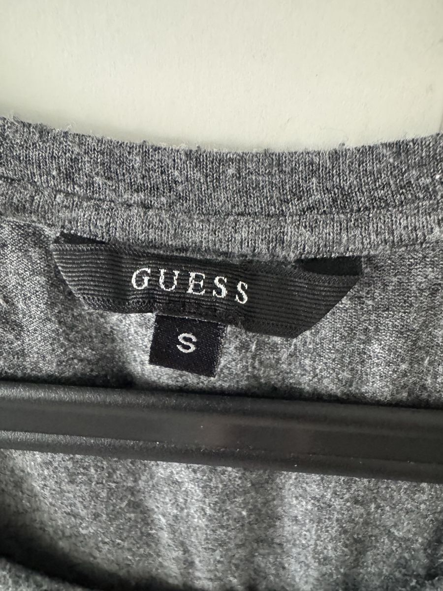 Guess T-Shirts: T-shirt Guess anthracite taille S – Gebraucht aus Biel/Bienne von 2Cheesecake 1