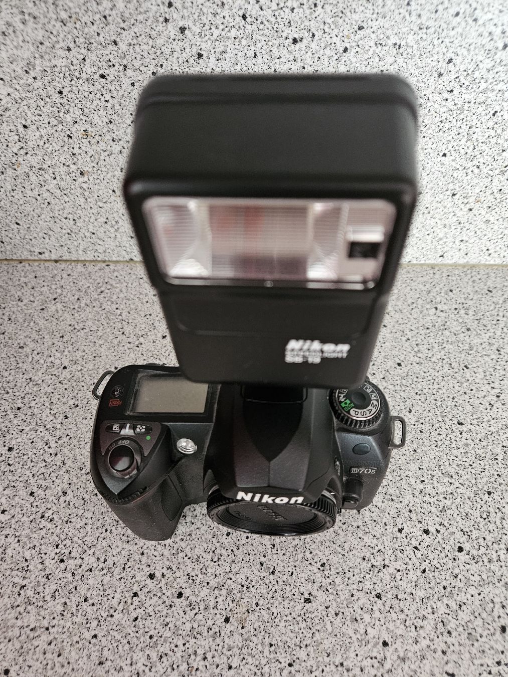 Nikon Fotocamera: Nikon D70s + Flash Speedlight SB-19 – Usato da Monthey venduto da darkmine 2