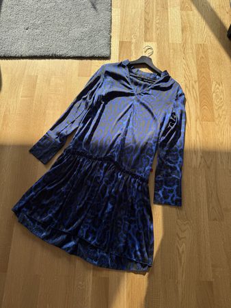 Robe courte Andre Tan imprimé léopard bleu taille S-M