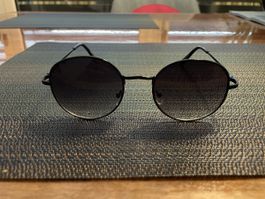 Coole Sonnenbrille im stylischer Look, Top Zustand!