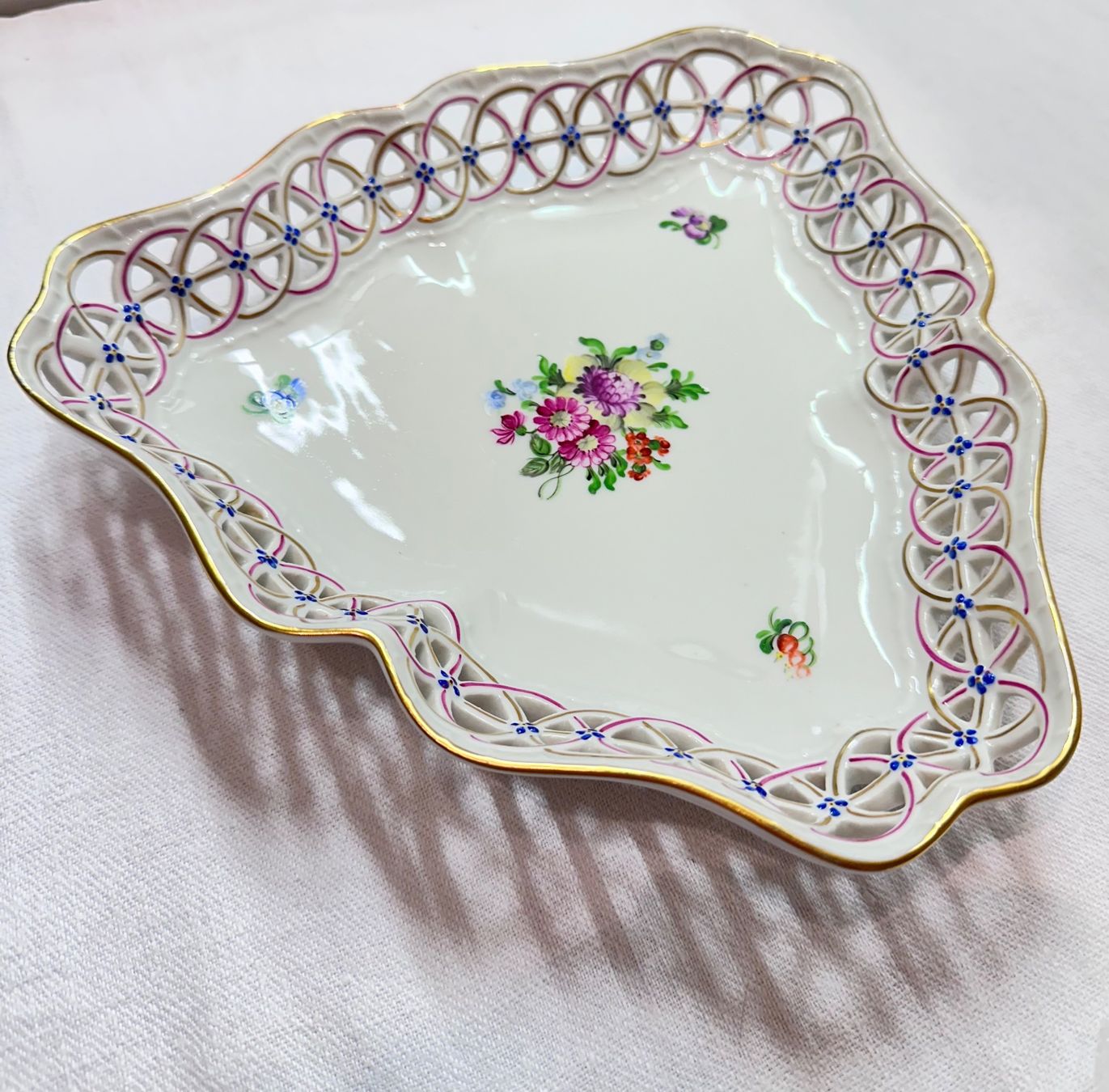 Herend Schalen: Herend "Bouquet de Saxe" dreieckiger durchbroch Korb/Schale – Gebraucht aus Oberrüti von Sabbi 1