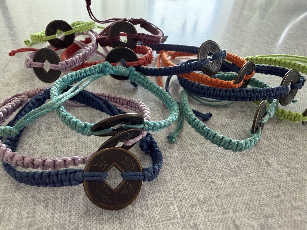 Bracelets: 12 Glücksarmbänder aus Bali – D'occasion à Zürich par linevini