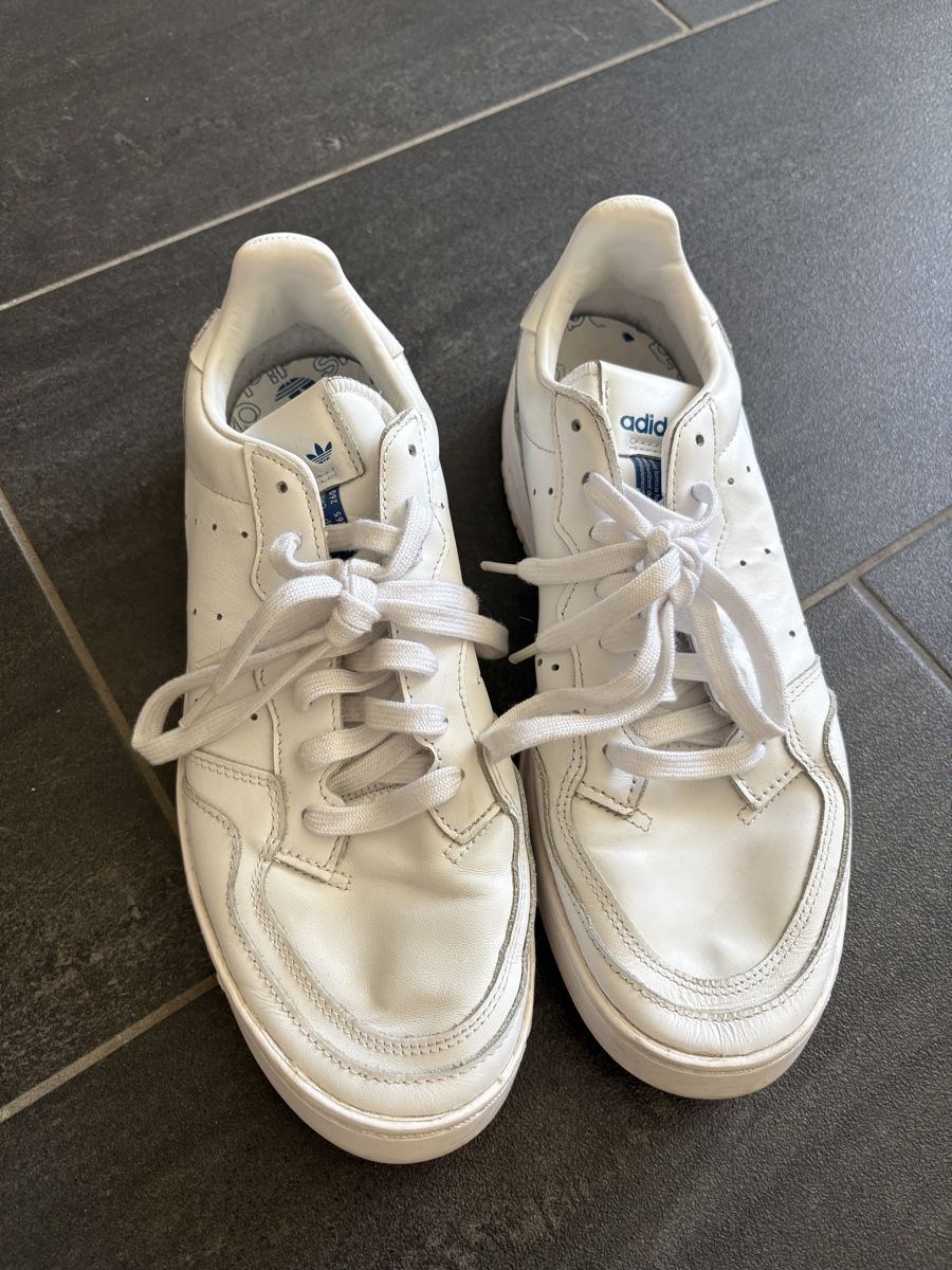 Adidas Scarpe da uomo: Adidas SC Premiere blanches, Taille 42, État Impeccable – Nuovo (secondo la descrizione) da Zürich venduto da eda_b878