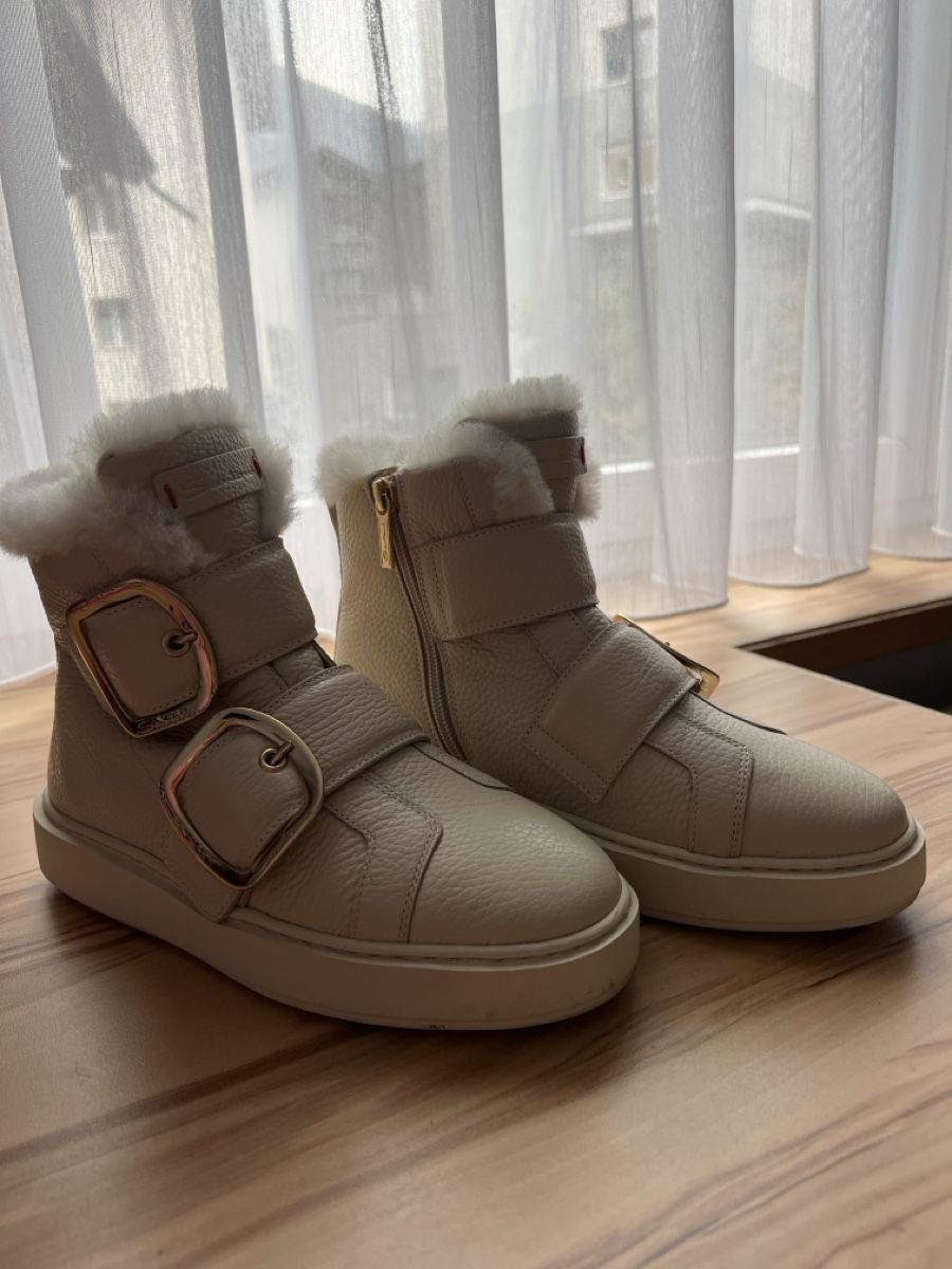 Santoni Damenschuhe: Santoni Stiefel weiss mit Lammfell – Neu (gemäss Beschreibung) aus Neerach von ste_5s87