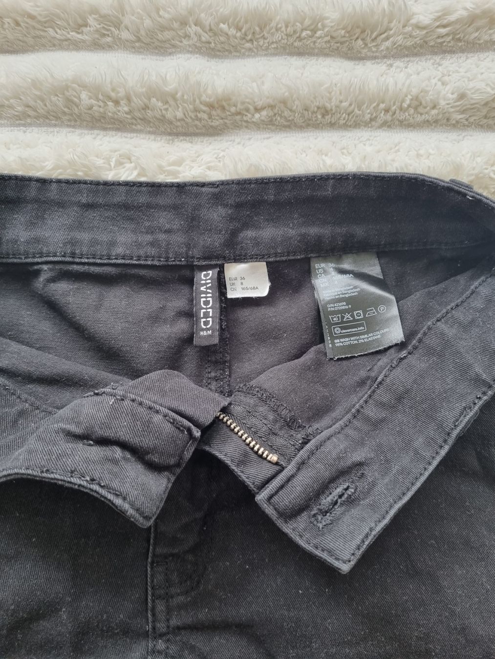 H&M Pantaloni: Short noir H&M Divided taille 36/165 – Usato da Riddes venduto da pierre-a-facettes 1