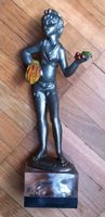 Figur einer jungen Frau mit Kirschen - ESTATE -