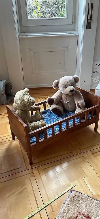Spielzeuge: Antikes Holzbett für Puppen oder Teddies – Gebraucht aus Bütschwil von Biberli59