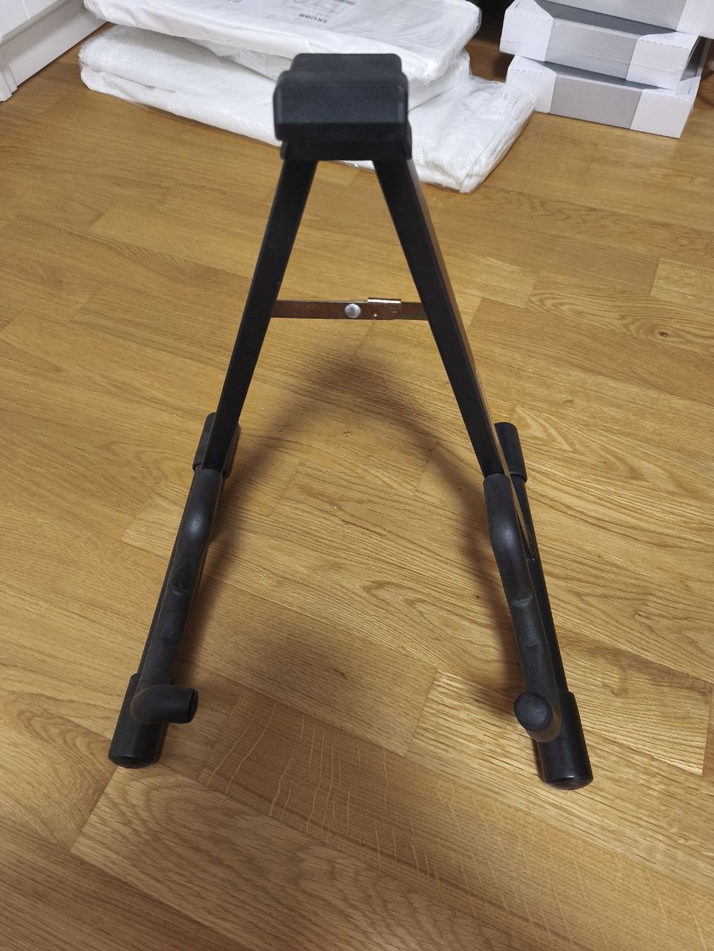 Millenium Supporti per strumenti musicali & leggii: Millenium guitar stand – Usato da Zürich venduto da ras_5mct
