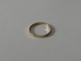 Ring goldarbig, schlicht, Höhe ca. 2 mm, U53
