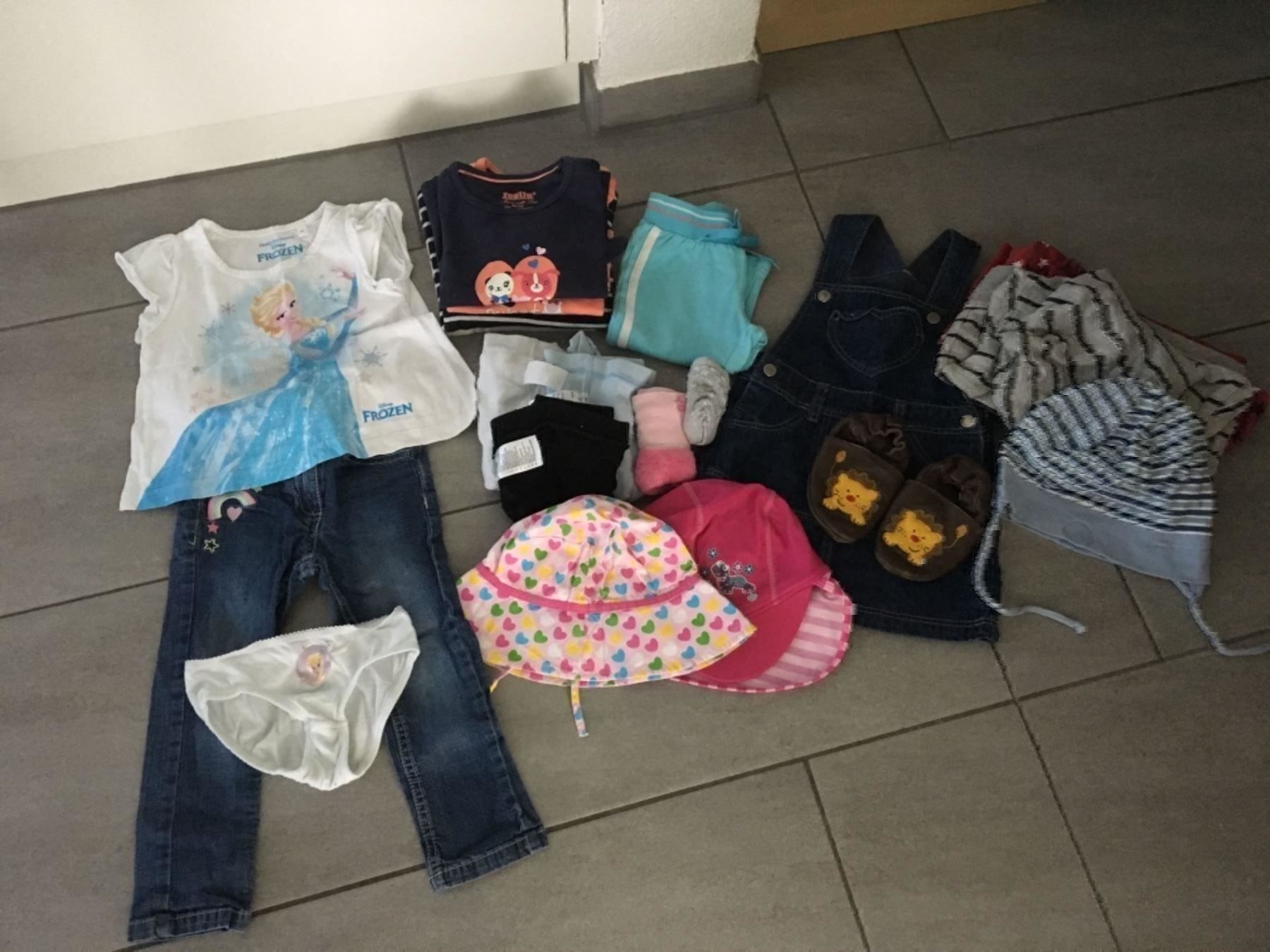 Ensembles coordonnés: Verkaufe ein Mädchen Kleiderpaket 86/92 – D'occasion à Adliswil par rossoelmare