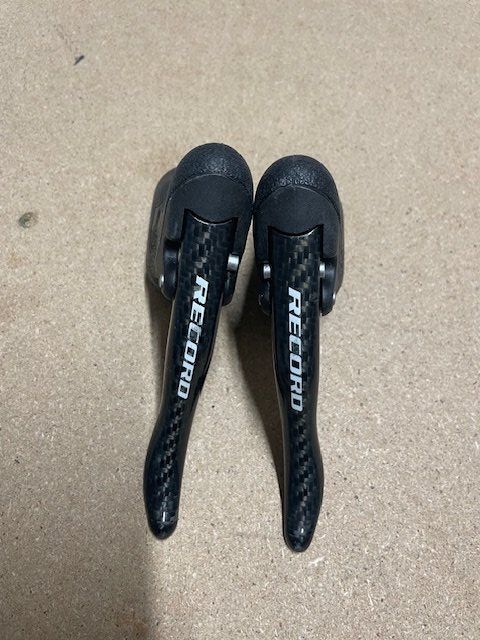 Campagnolo Pezzi di ricambio: A vendre paire de levier Campagnolo Record Carbone – Nuovo e nell'imballaggio originale da Aigle venduto da rou_v75x 2