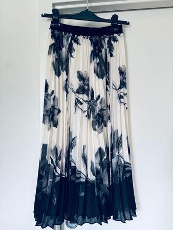 Plissee-Midirock von Ted Baker in XS - NEU
