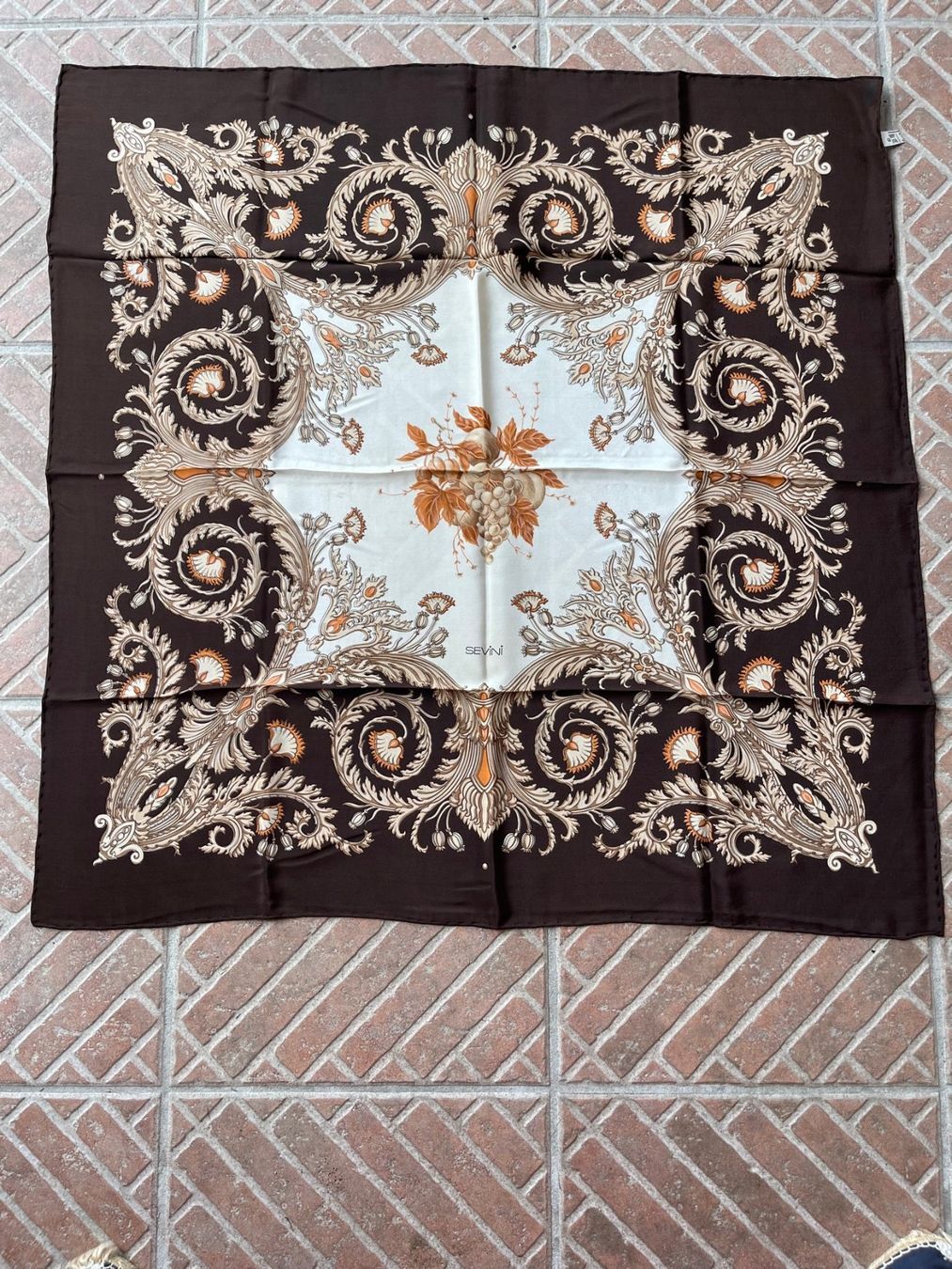 Foulard & Sciarpe: Foulard SEVINI – Usato da La Croix (Lutry) venduto da Sporades 1