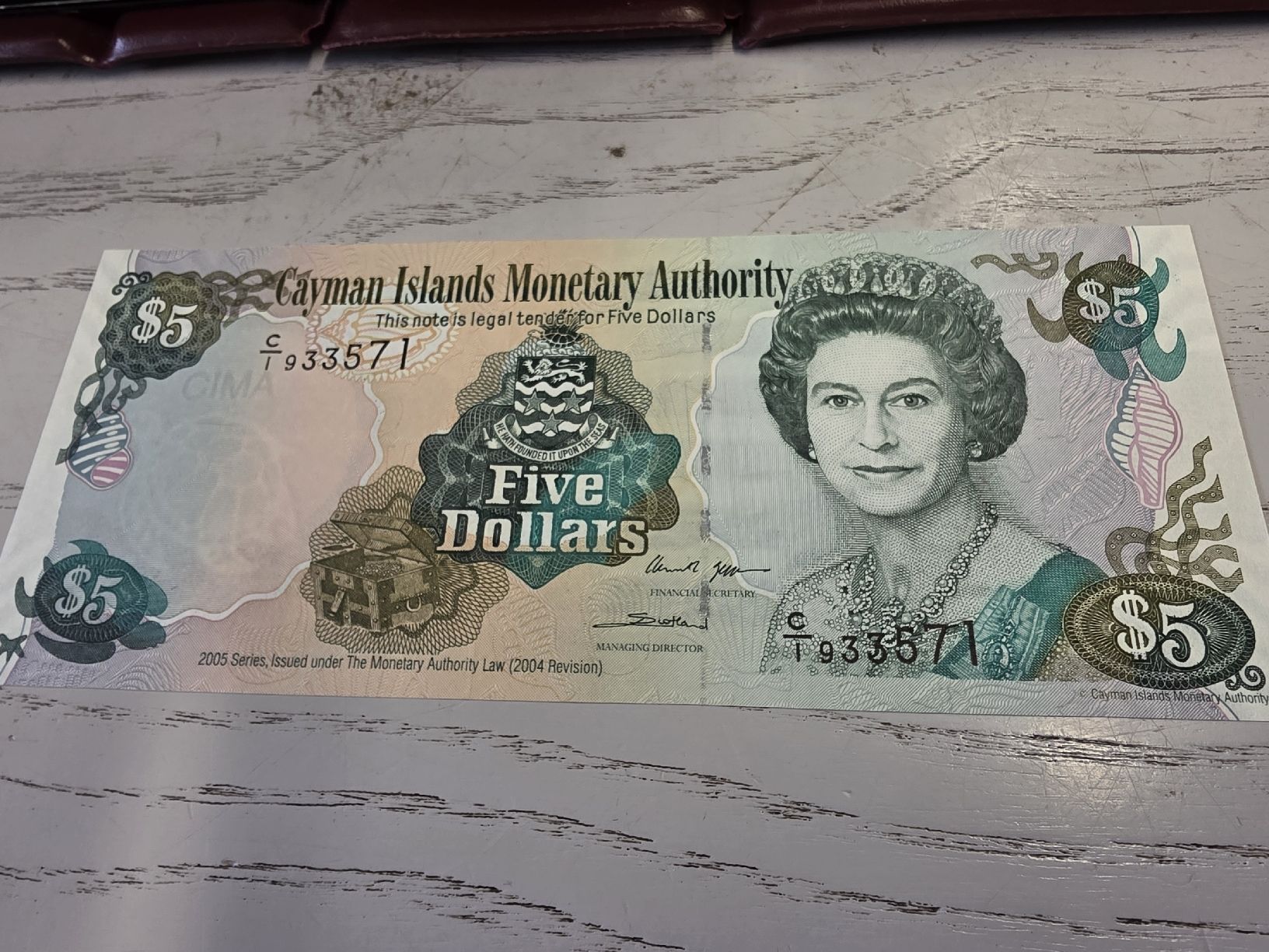 Banknoten: Cayman Islands 5 Dollars 2005 banknote – Neu und originalverpackt aus Herisau von Antiques.AR