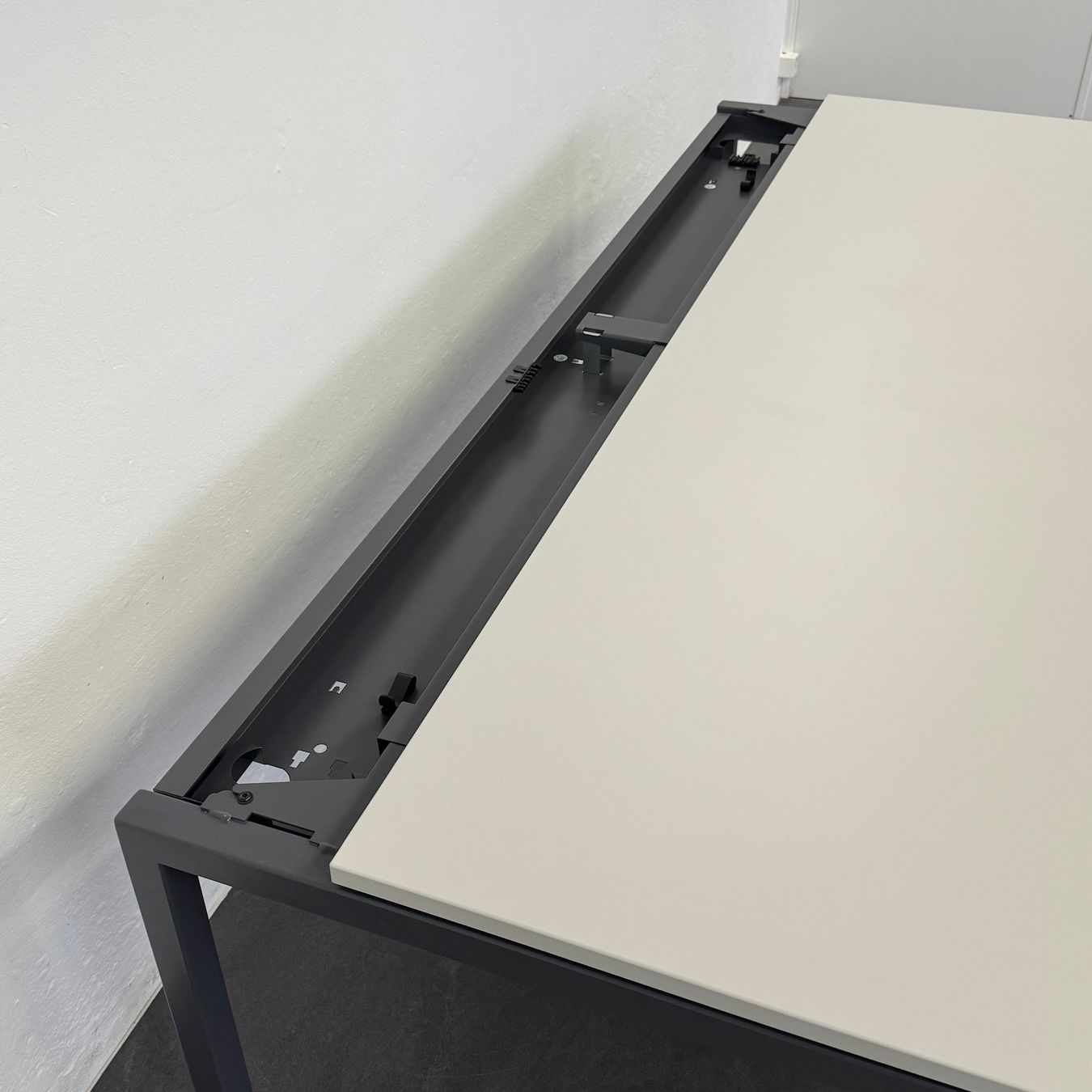 Lista Schreibtische: Lista Office Motion Schreibtisch Lichtgrau/Anthrazit - – Gebraucht aus Schönenwerd von mcofficeshop 5