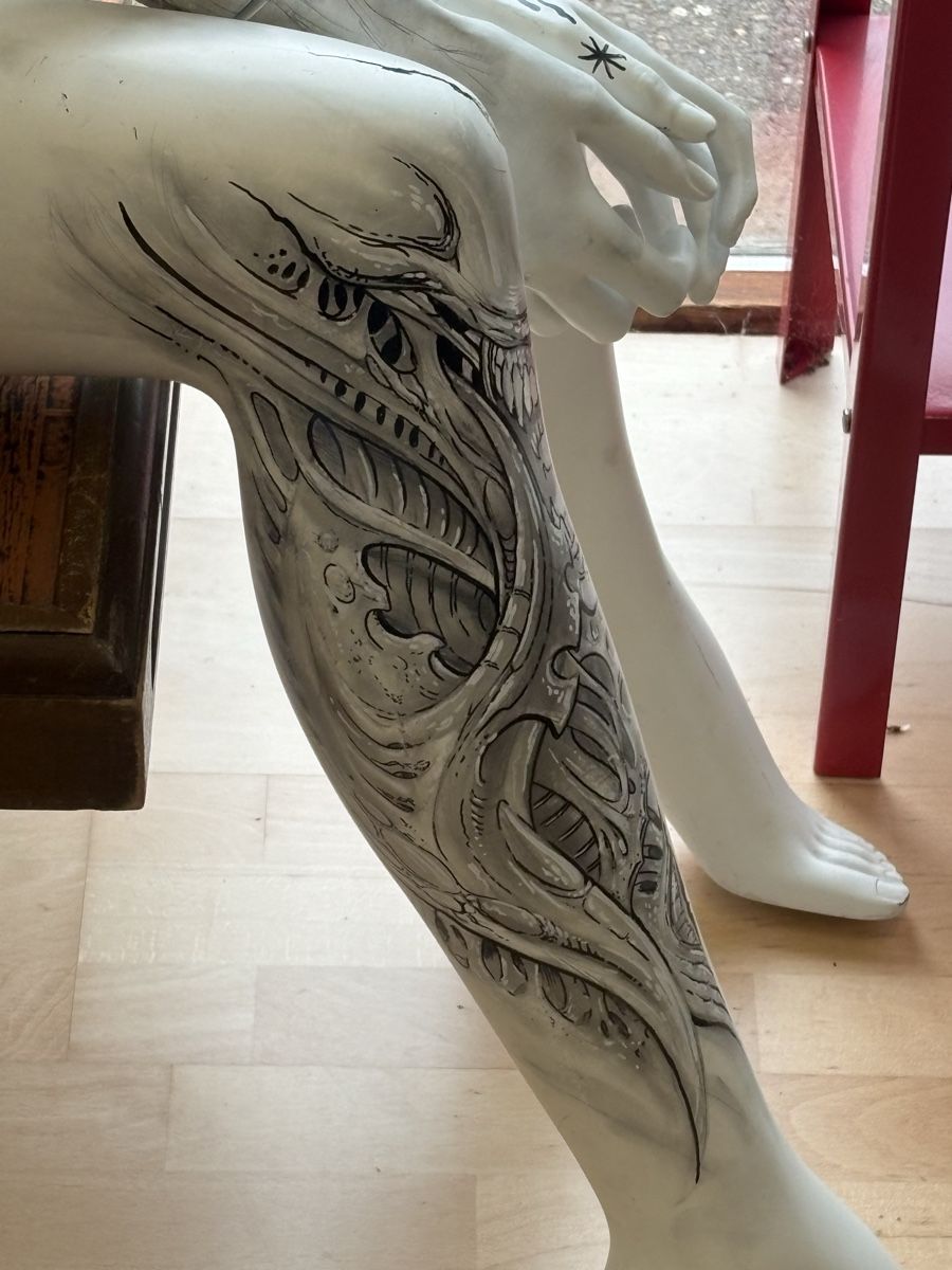 Allestimento di negozi e stand fieristici: Tattooed Mannequin   – Usato da Obermumpf venduto da davetattoo 3
