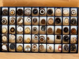 DIVERSE UHRWERKE UND ZIFFERBLÄTTER LOT 50 STÜCK LAGERAUFRÄUM