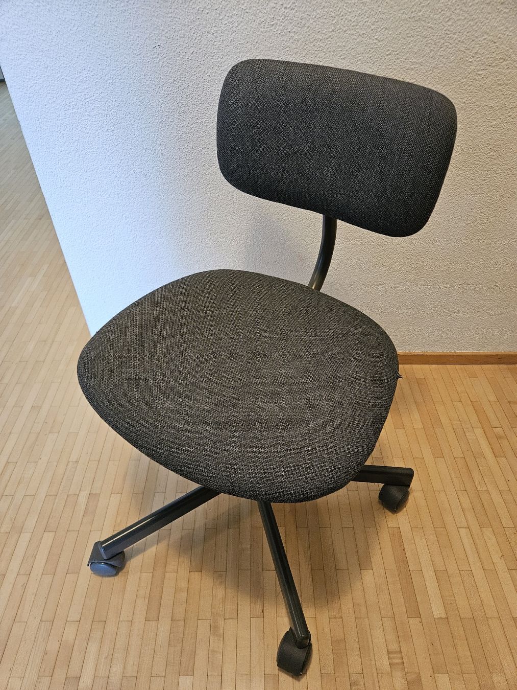 Sedie a rotelle: Ikea Bürostuhl Bleckberget grey, drehbar, rollbar – Usato da Horgen venduto da e_mob