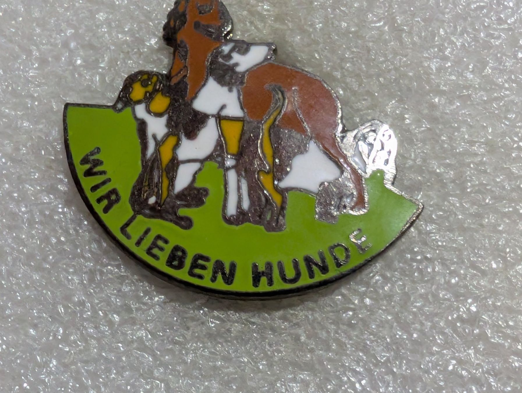 Plaquettes & Badges: Ansteckbutton 242: Wir lieben Hunde – D'occasion à Oppligen par Pin-Fall-Shop
