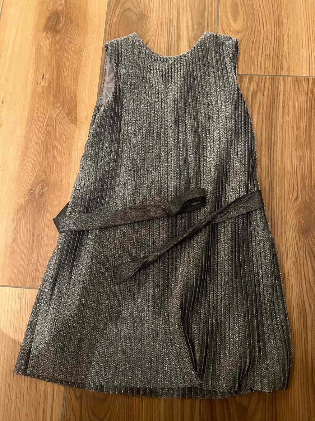 Costumi: Benneton Mädchen kleid Gr 120 – Usato da Hinwil venduto da jua_t8vd
