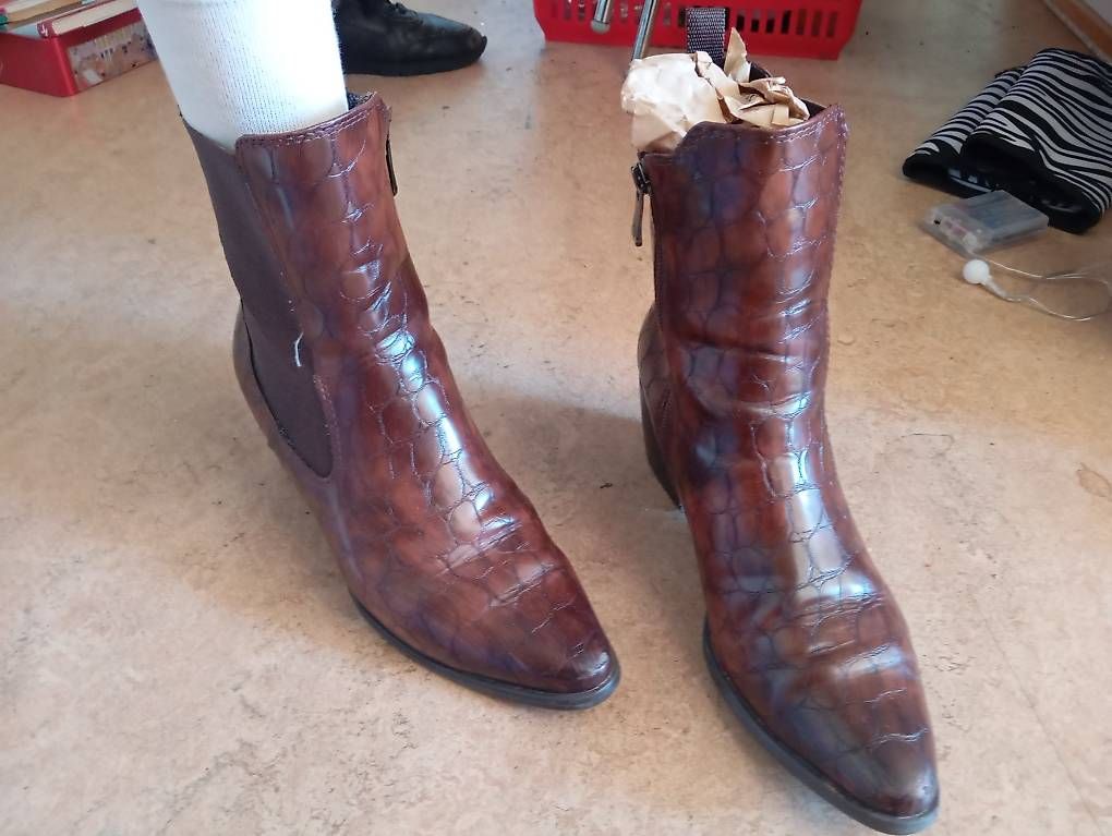 Scarpe da donna: Leder pumps Größe 39 – Usato da Basel venduto da Petergunn