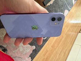 Apple iPhone 12 Lila gebraucht in gutem Zustand
