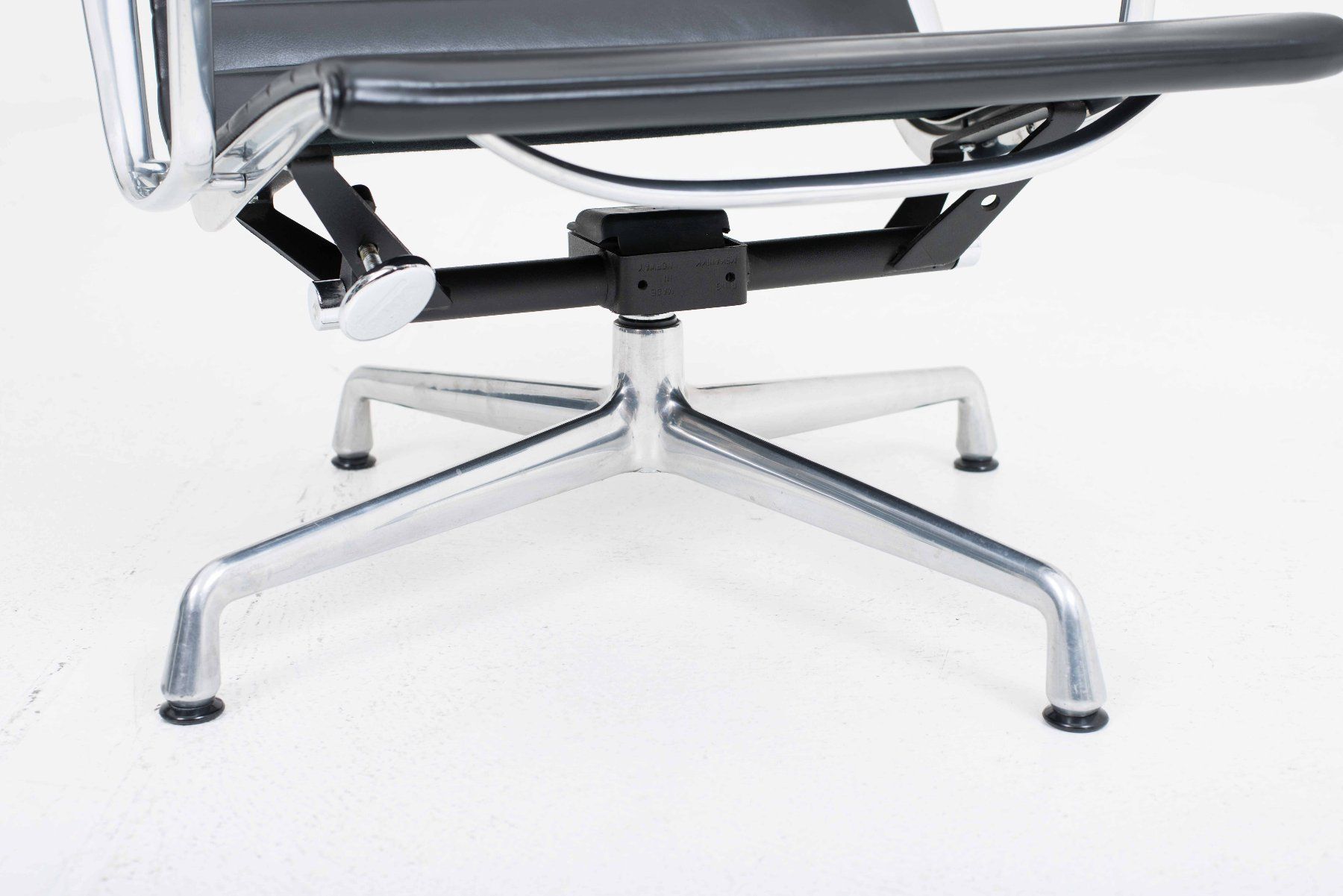 Vitra Poltrone: Vitra EA 124 Sessel von Charles & Ray Eames - Leder Schwarz – Usato da Zürich venduto da STUZH38 7
