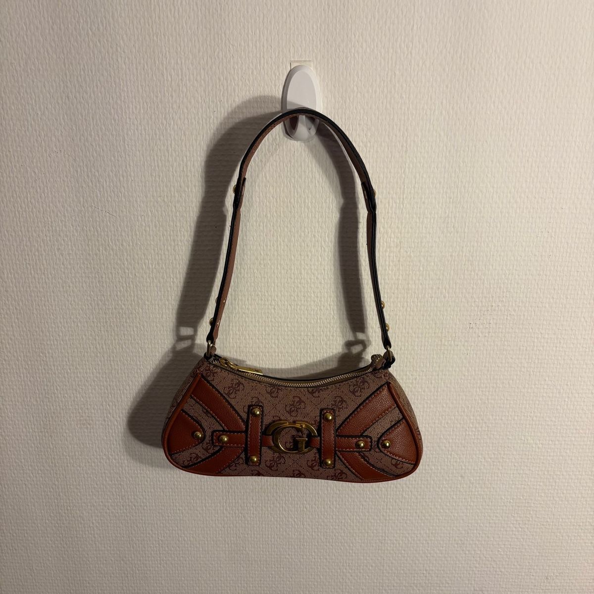 Guess Borse: Vintage Guess Bag (Brown) – Nuovo (secondo la descrizione) da Bern venduto da gia_jqj7