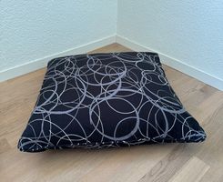 Schwarzes Kissen mit Muster, Sitzkissen, Bodenkissen