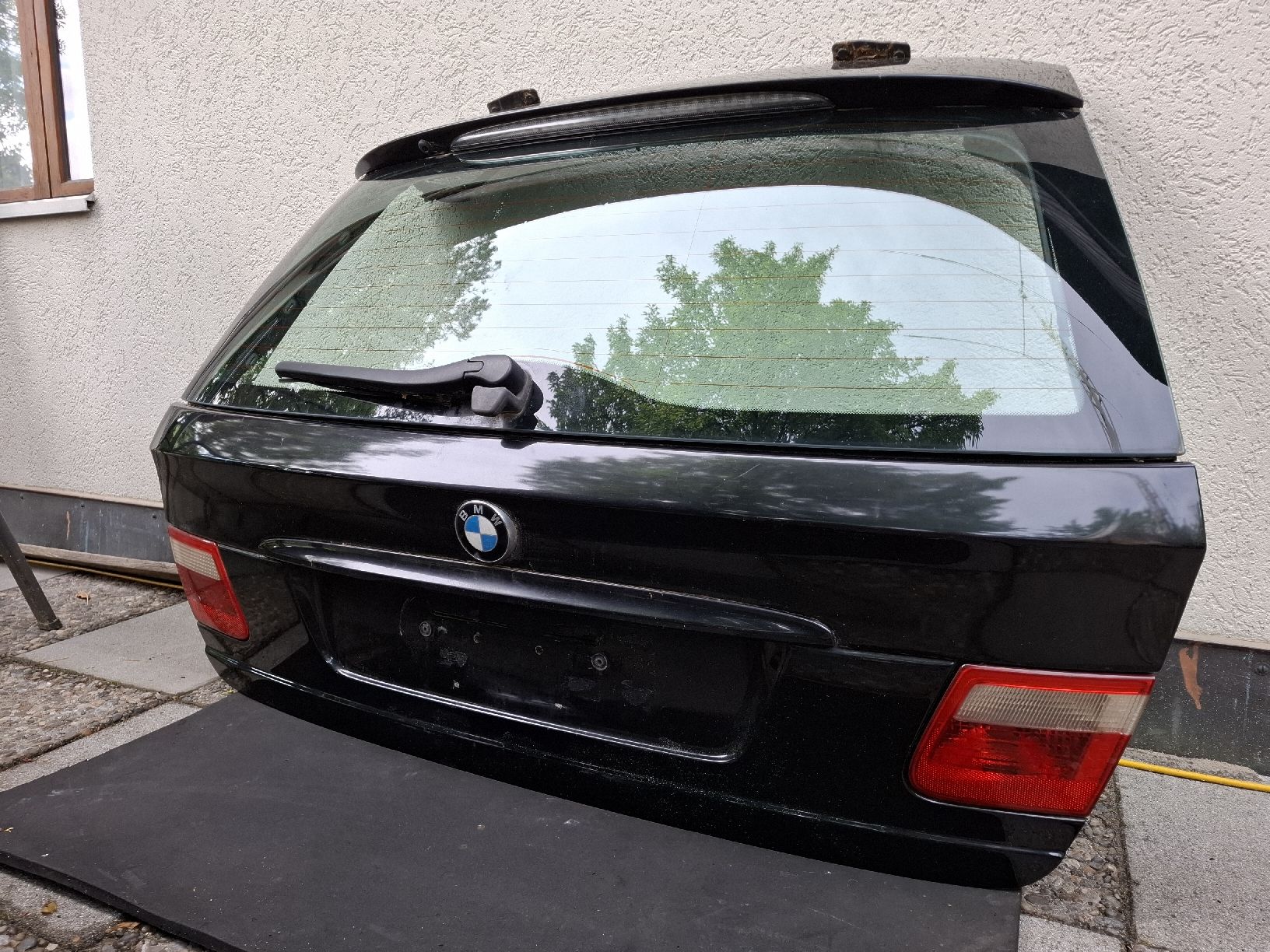 BMW Tutti pezzi di ricambio auto: Heckklappe BMW E46 Touring saphirschwarz – Usato da Ebikon venduto da AlpinaB3