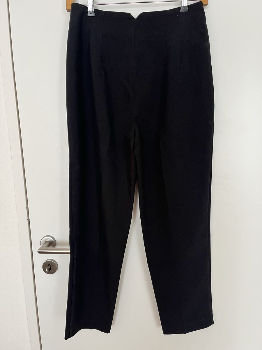 Zara Hosen: Schwarzes Stoffhosen Must-Have – Gebraucht aus Zürich von Lelillemore 1