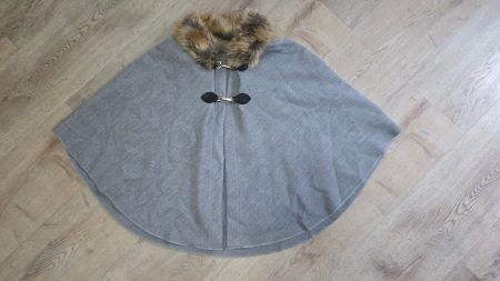 Damen Cape grau mit Kunstfellkragen gebraucht Zustand
