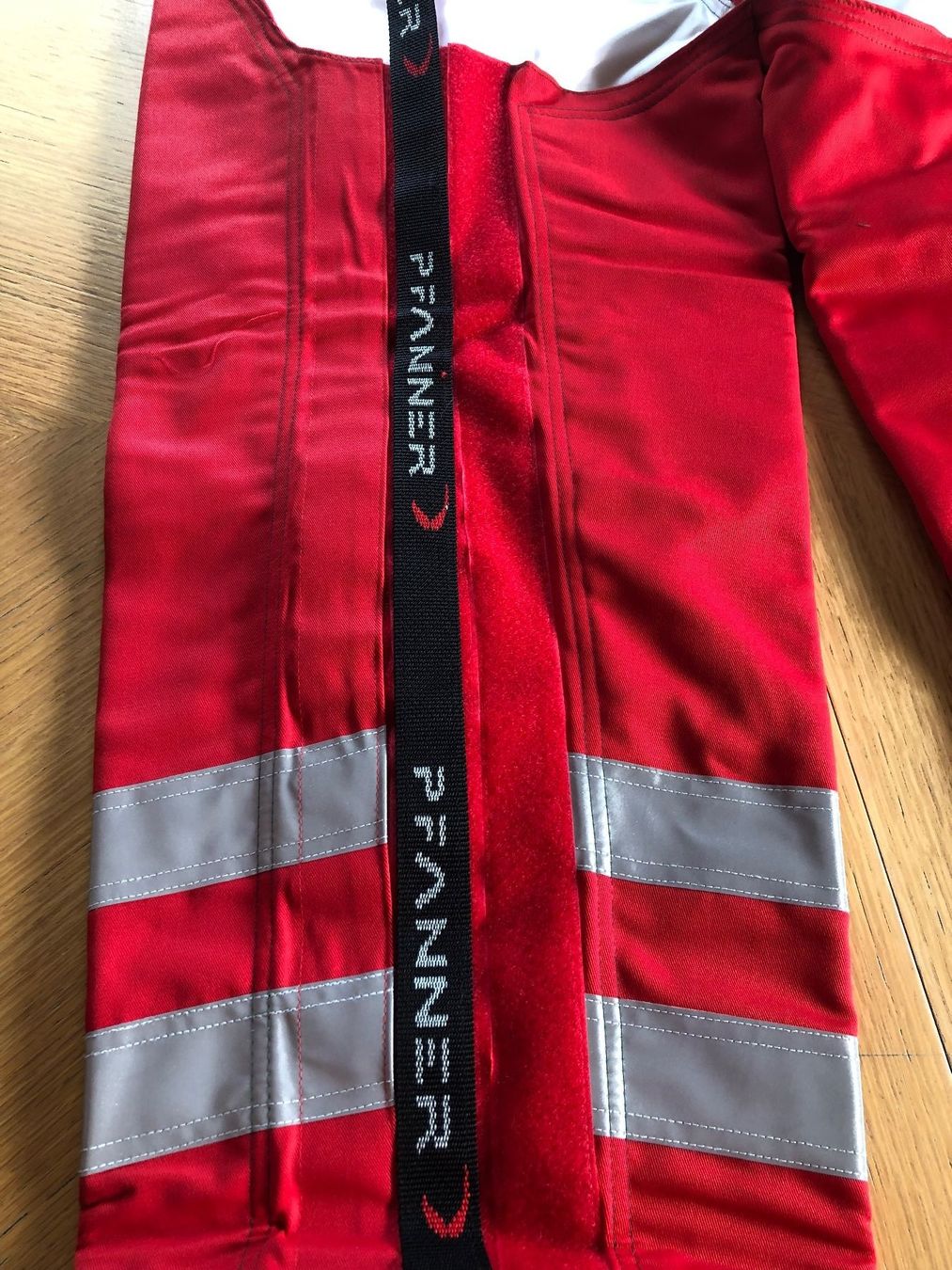Pfanner Pantaloni: Schnittschutzbeinlinge Pfanner/ rot – Nuovo e nell'imballaggio originale da Schübelbach venduto da Dolly990_2 1