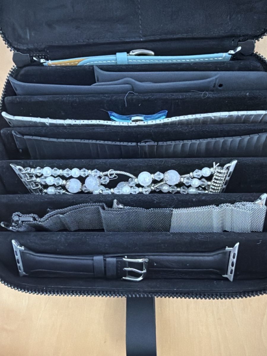 Bracciali & Braccialetti: Diverse Apple Watch Armbänder im Etui – Usato da Brüttisellen venduto da itprofisgroup 2