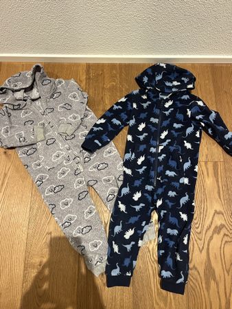 Zwei Fleece Overalls mit Kapuze in Blau und Grau 98/104