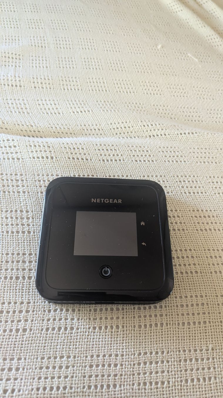 Netgear Modems & Router: NETGEAR MR5200 Mobile Router Nighthawk M5 – Gebraucht aus Rothenburg von Cobe