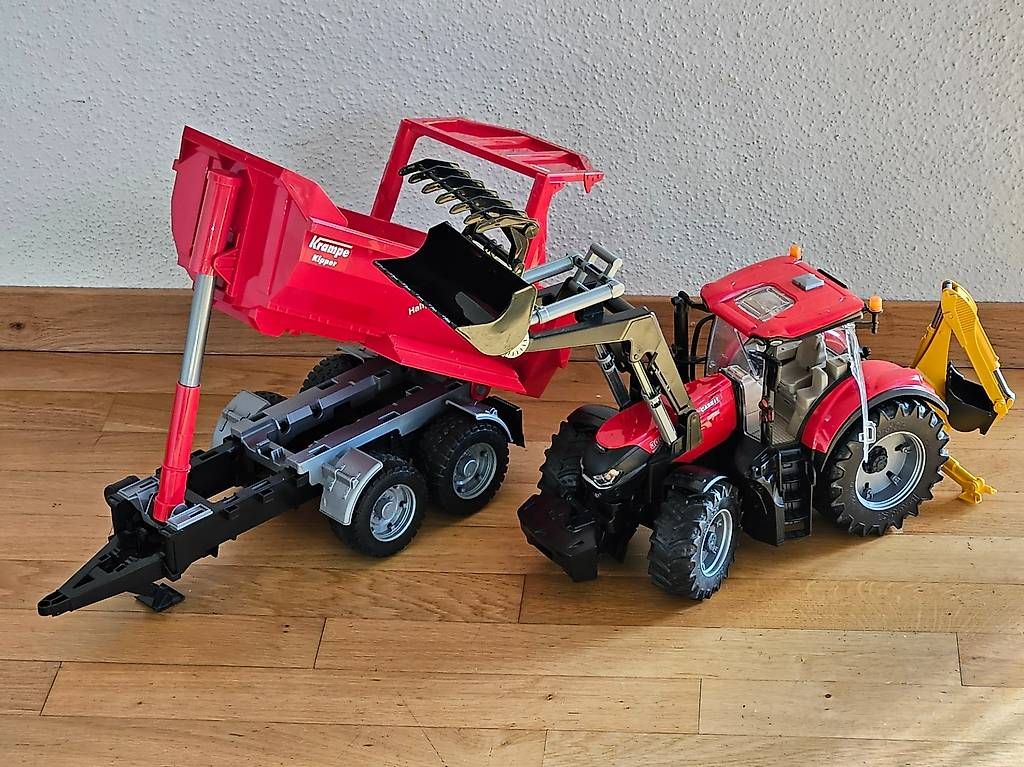 Bruder Giocattoli: BRUDER Traktor mit Kippanhaenger, Frontloader und Heckbagger – Nuovo (secondo la descrizione) da Zug venduto da nikspk