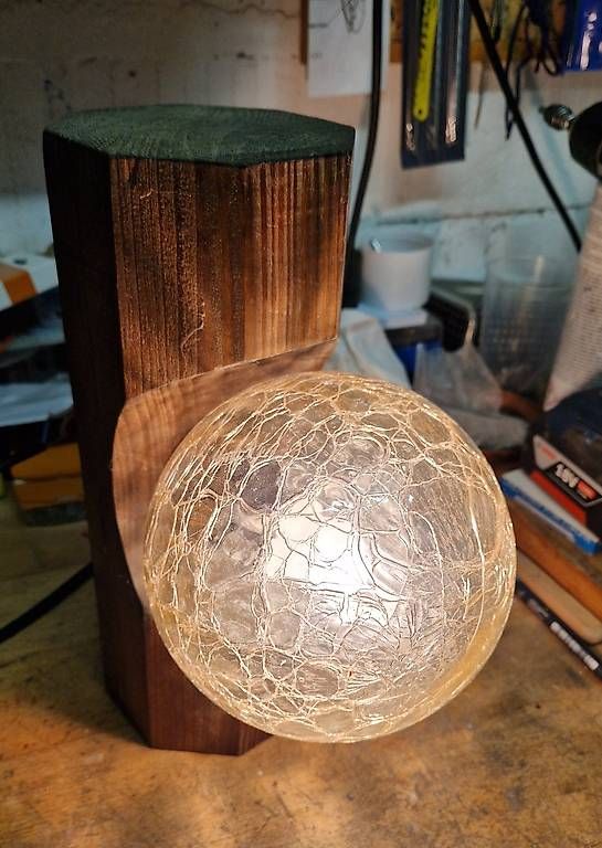 Lampade: Wandlampe Holz mit Glaskugel – Usato da Rütschelen venduto da heheko