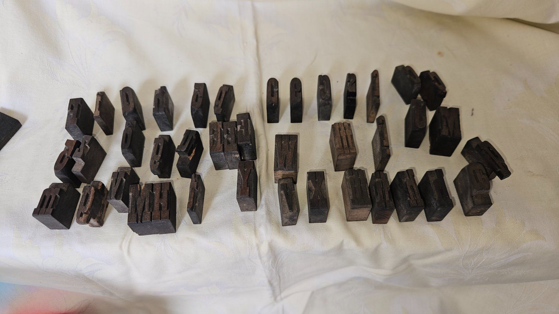 Tutti gli attrezzi: Circa 200 piccole vecchie lettere da stamperia in legno – Usato da Melano venduto da H-Sara