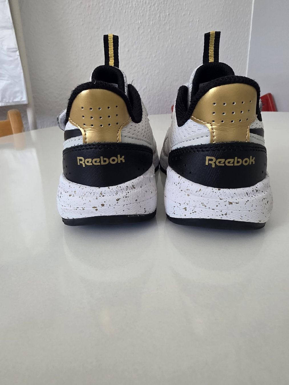 Reebok Chaussures garçon: Reebok Hallenschuhe – D'occasion à Suhr par MrvicaAG 2