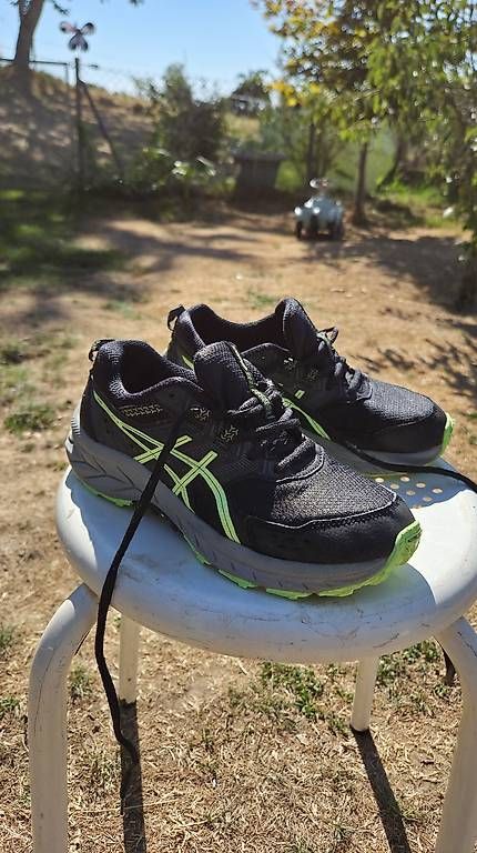 Scarpe da donna: Asics Schuhe - Groß  35.5 – Usato da Pfaffnau venduto da Hawaiano