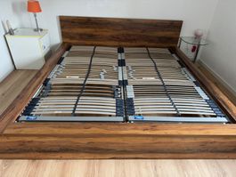 Schönes Doppelbett 180x200cm mit Lattenrost