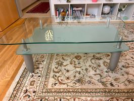 Moderner Glas-Couchtisch