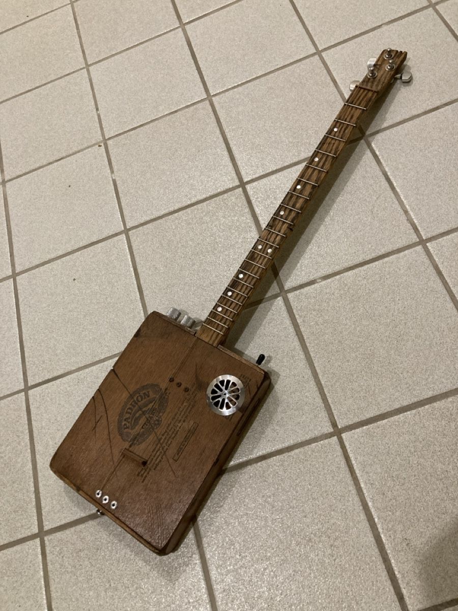 Musikinstrumente: Cigar-Box Gitarre – Gebraucht aus Zürich von Hess06