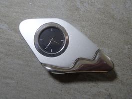 (Nacht-)Tisch-Uhr poliertes Stahlgehäuse klein u. handlich
