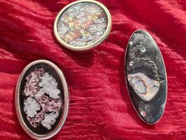 Lot handgemalte-Broschen mit Glas Uhlig Style um 1980